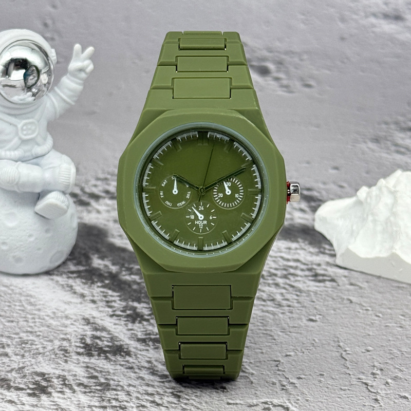 Famous Brand Fake Three-Eyed D - Luxury Watch News 评论和价格